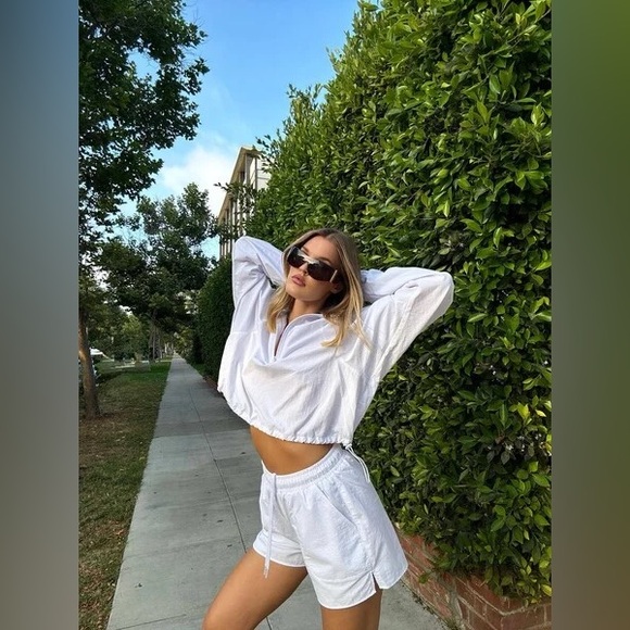 Alo Yoga The Alumni High-Rise Loose Running Shorts in White, Women’s size Medium - Picture 8 of 14